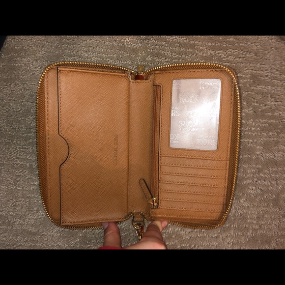 Michael Kors purse and matching wallet!! - Picture 7 of 8